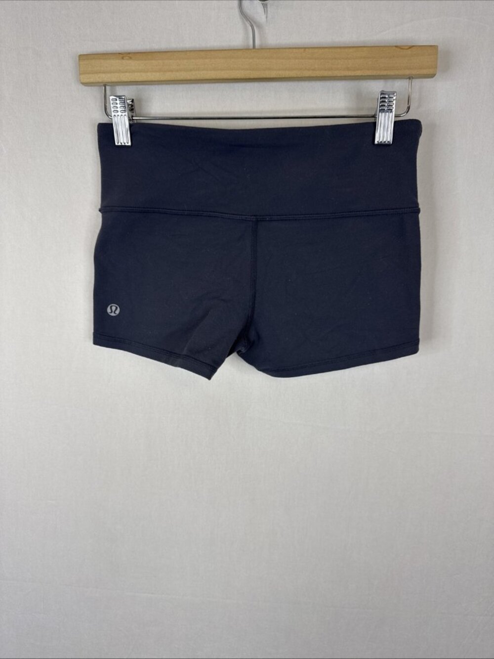 Lululemon Black Low Rise Booty Shorts‎ Women’s Size 4 Athletic Yoga